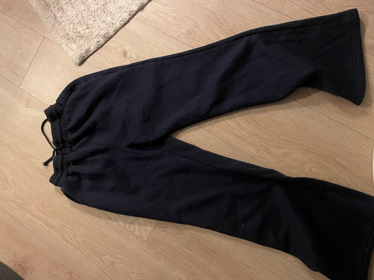 Dökkbláar joggingbuxur utviðar