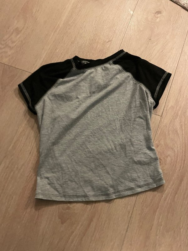 stuttur grár og svartur bolur