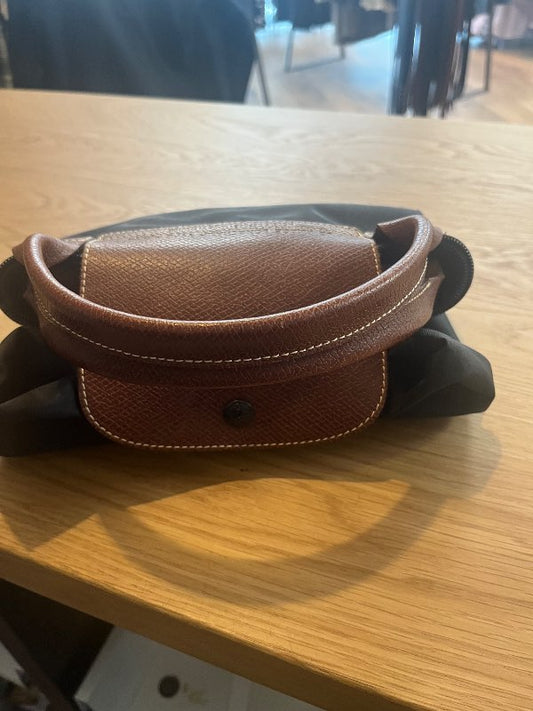 B.Svört stækkanleg taska