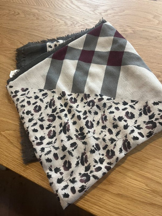 B.Trefill grár/rauður