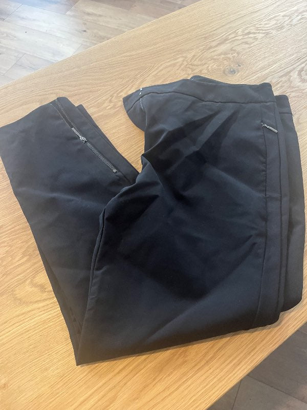 B.Svartar buxur Comma