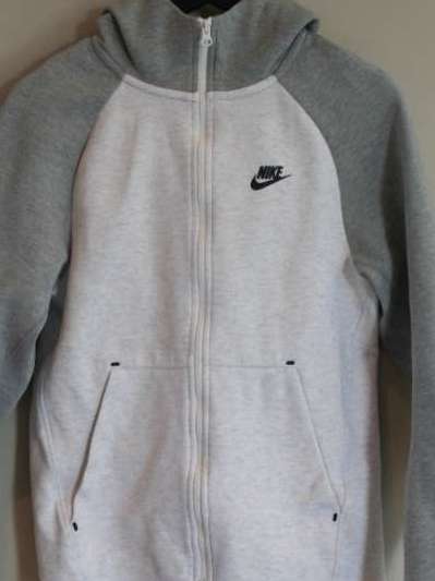 Nike rennd hettupeysa