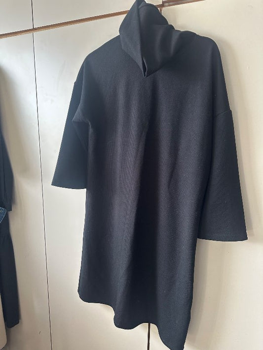Svartur rúllukragakjóll SHiFT DRESS