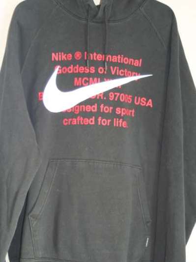 Nike hettupeysa svört með texta