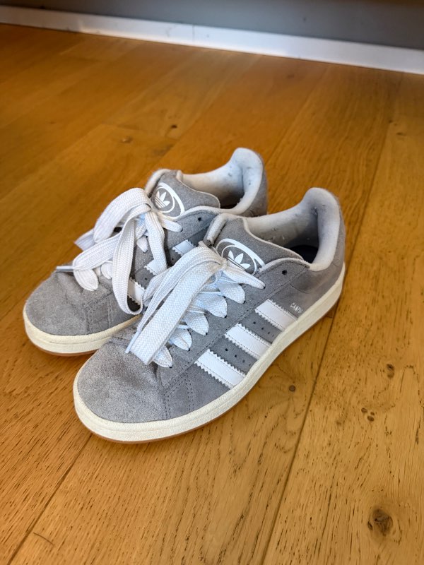 Adidas gráir skór