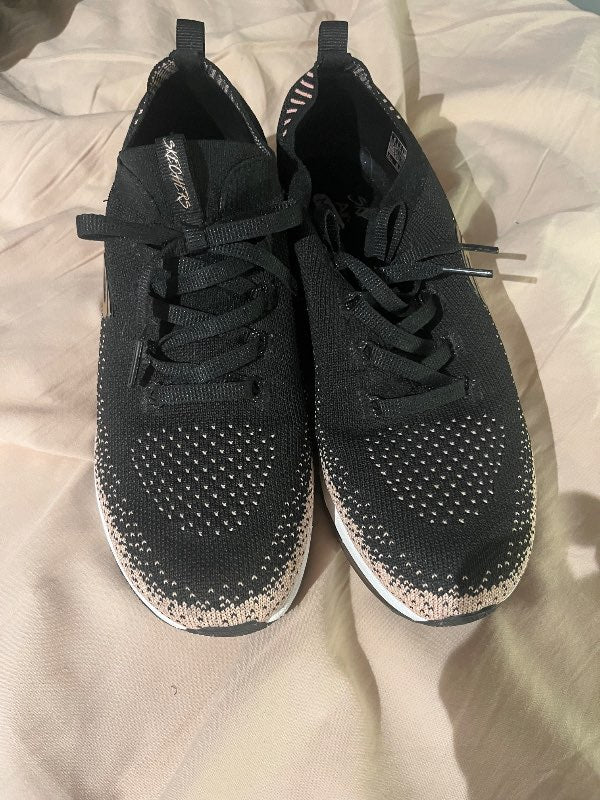 B.Skechers strigaskór