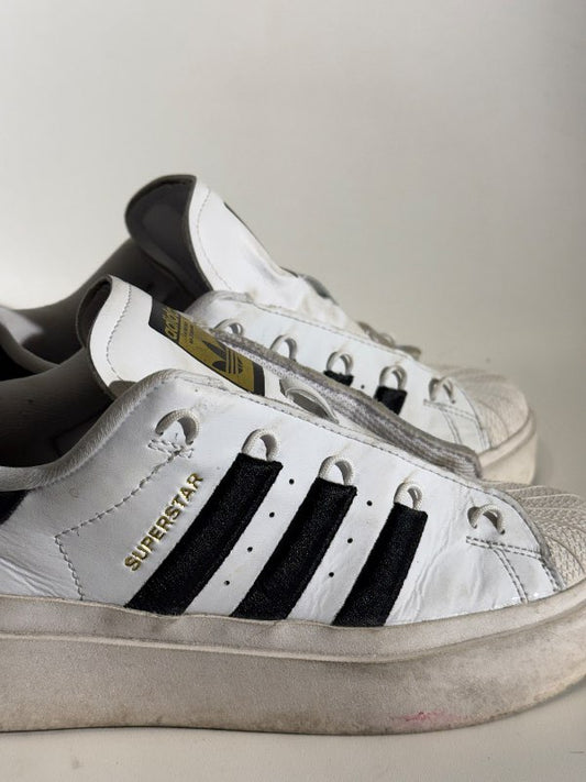 Adidas skór (vantar reimar) s.: 37,5