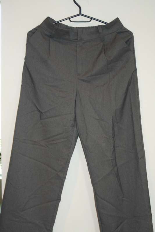 H&M brúngráar buxur