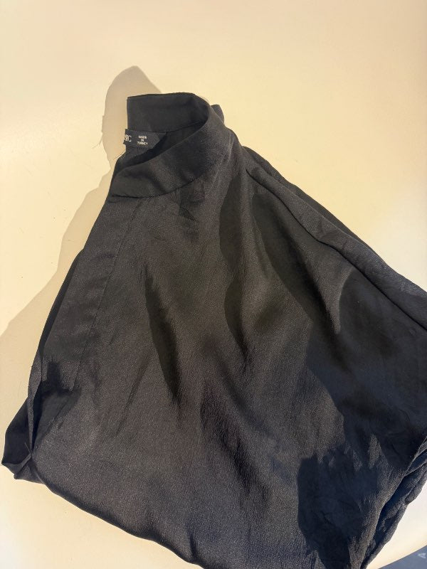 svartur satin toppur