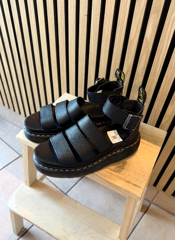 Dr. Martens sandalar