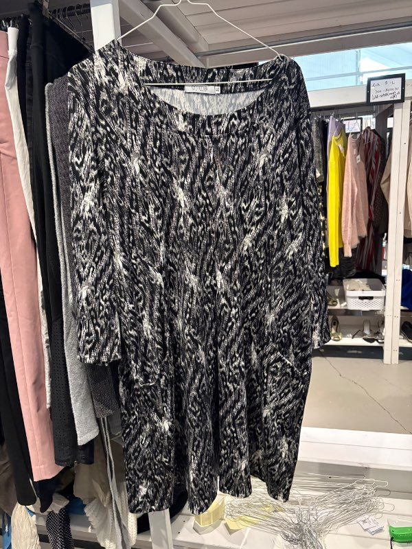 Kjóll m/vösum rendur