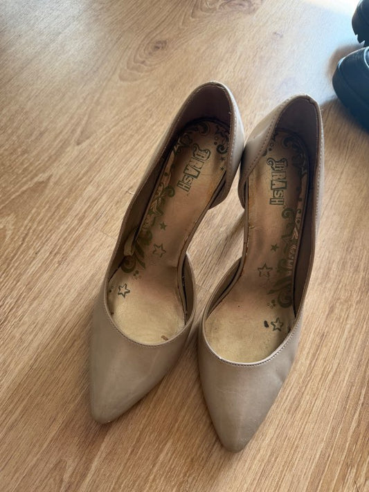 Beige pump
