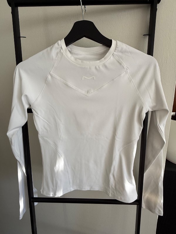 Metta white long-sleeved blouse