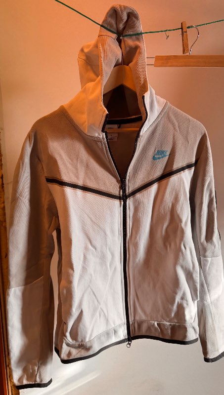 Nike rennd peysa
