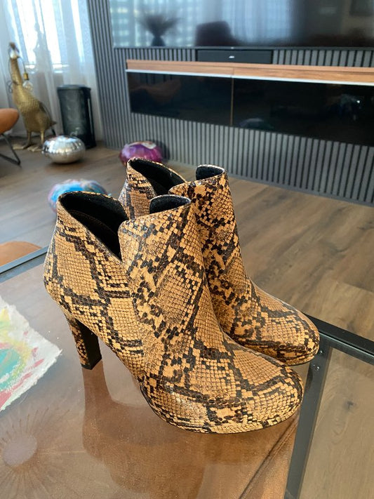 Tamari’s boots