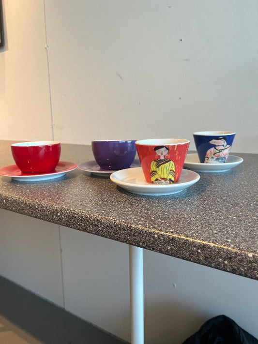 B Bolli og undirskál