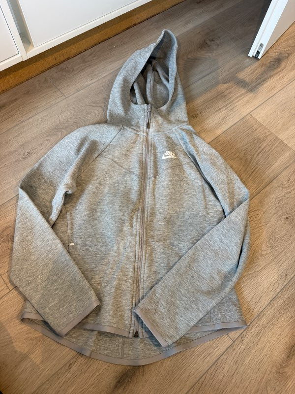 Nike hettupeysa