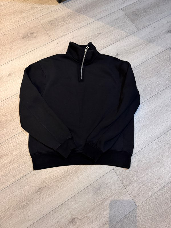 Svört 1/2 rennd peysa