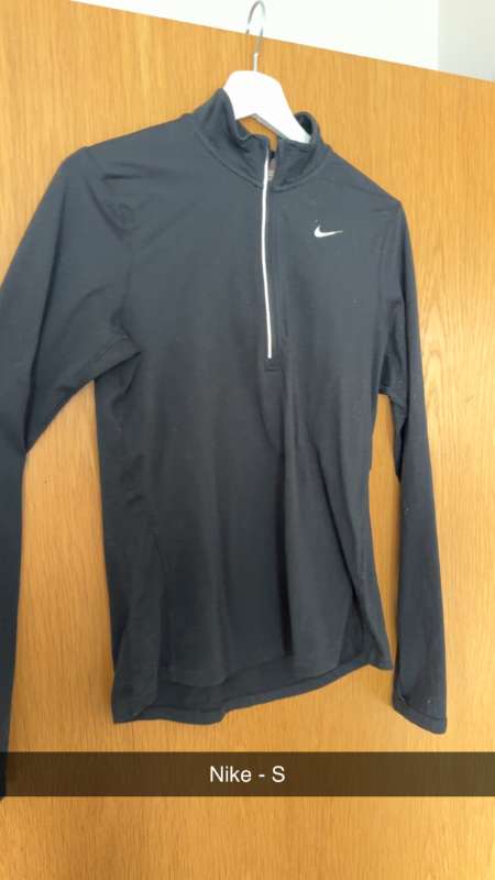 Nike svört peysa