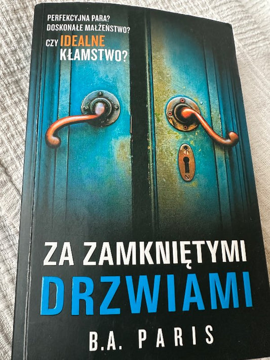 “Za zamkniętymi drzwiami” book