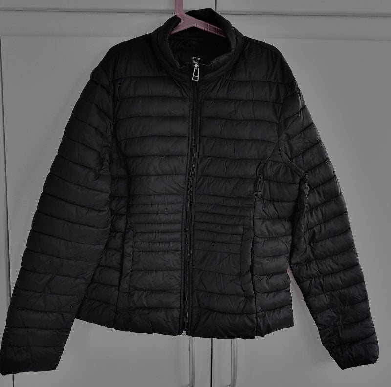 Svört Uniglo úlpa/jakki