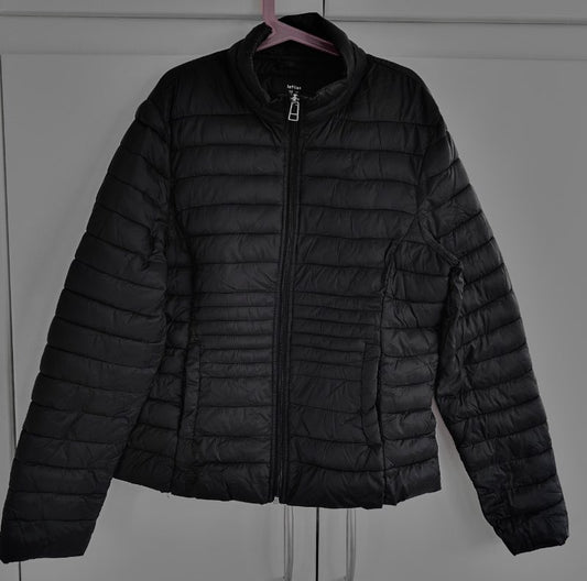 Svört Uniglo úlpa/jakki