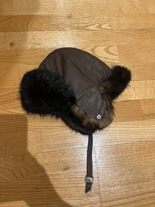 leðurhattur með feldi