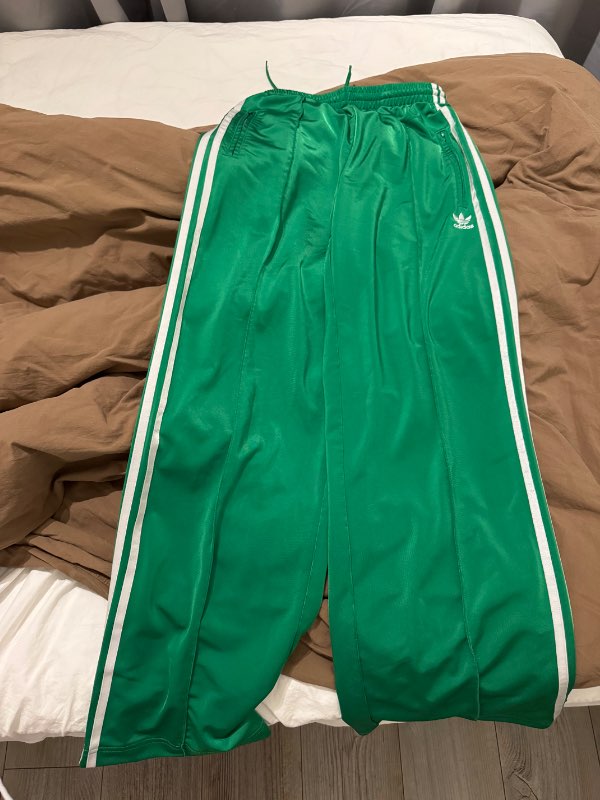 Grænar adidas buxur