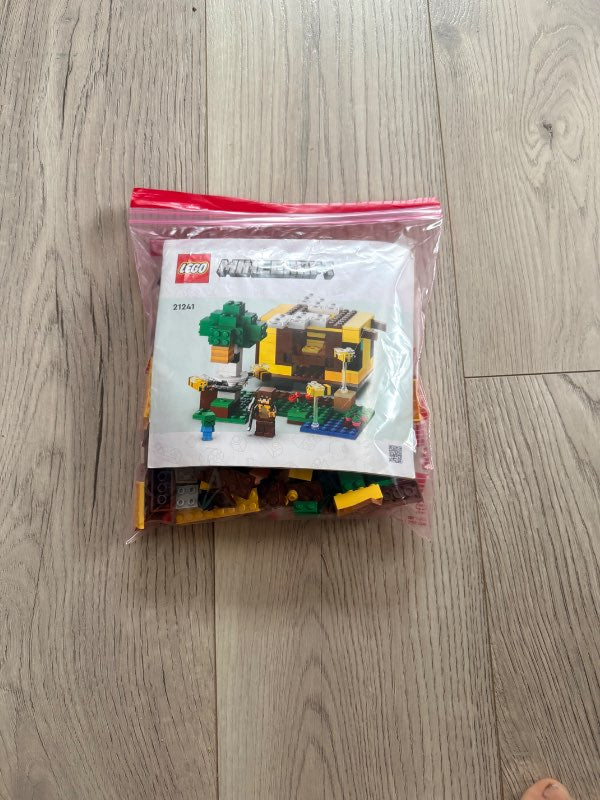 Lego Minecraft 21242 bee