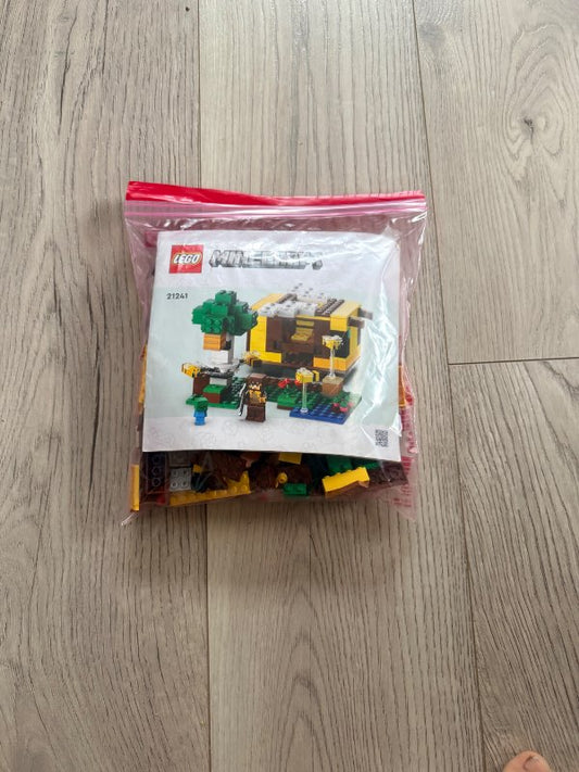 Lego Minecraft 21242 bee