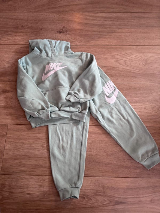 Nike galli ljósgrænn (smá blettur)