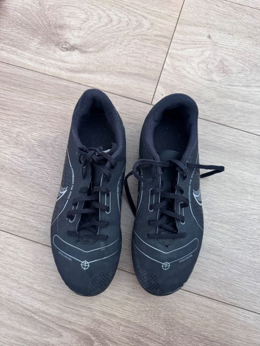 Svartir nike takkaskór