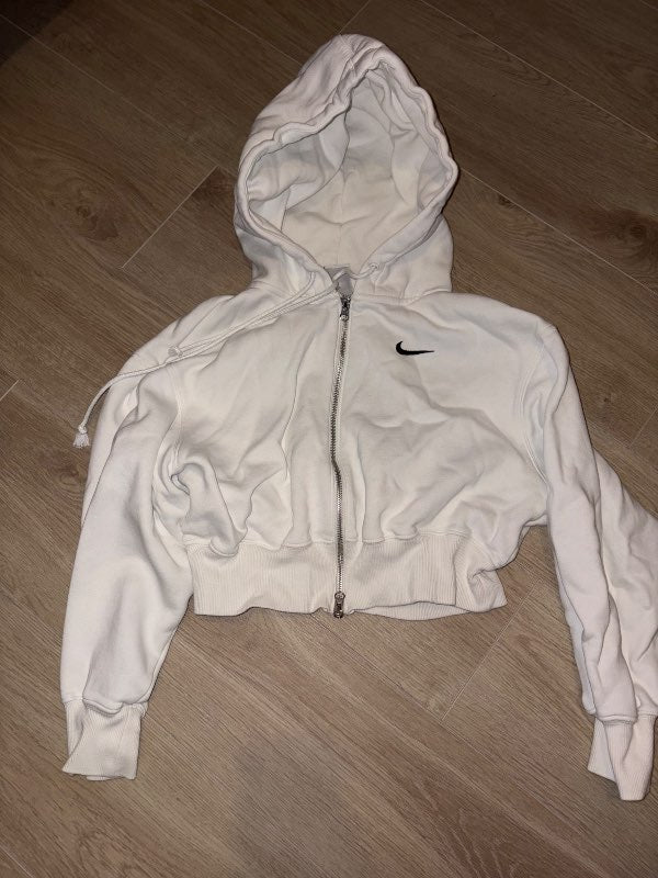 Nike stutt hvitpeysa