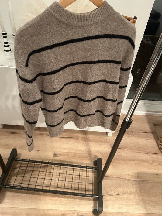Brún og svört monki prjónapeysa
