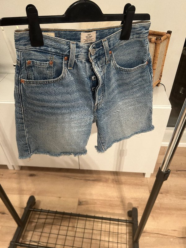 Bláar levis stuttbuxur