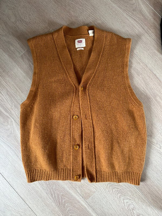 Levis gult vesti karla
