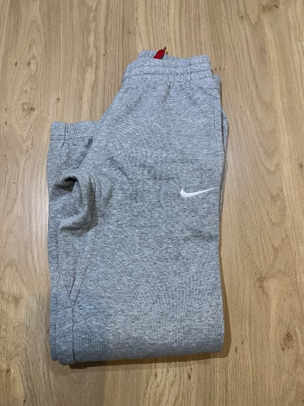 gráar nike