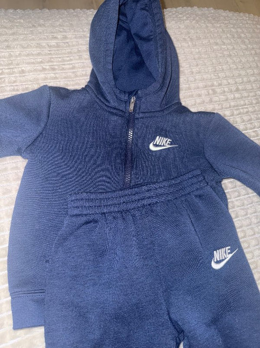 Nike sett hettupeysa og buxur