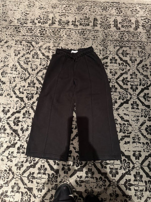 Svartar víðar buxur