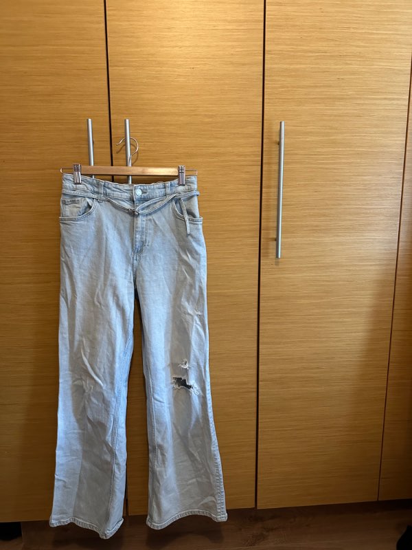 Ljósar rifnar gallabuxur