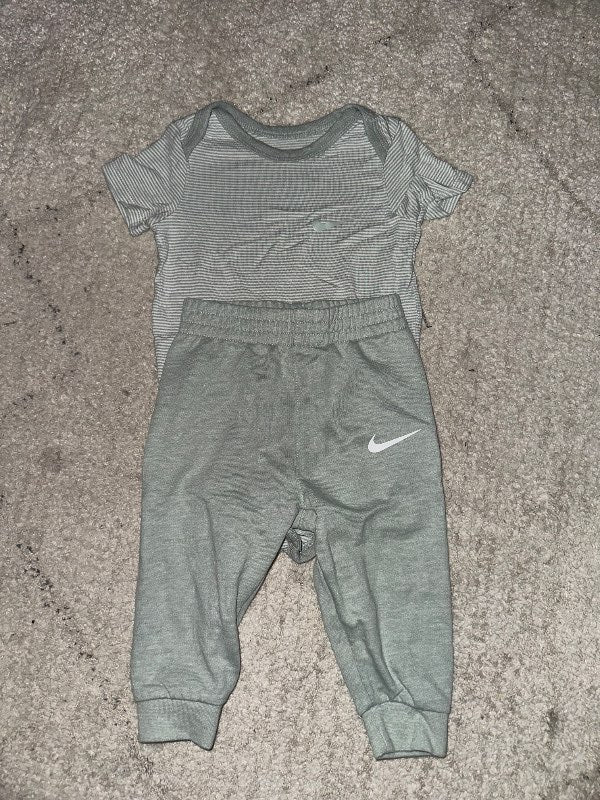 Nike galli grænn