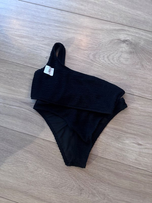 Svört bikini ein ermi