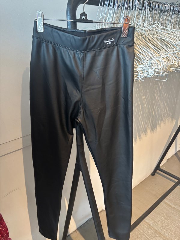 Buxur svartar