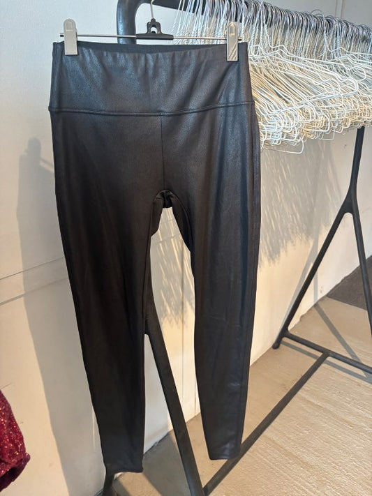 Buxur svartar
