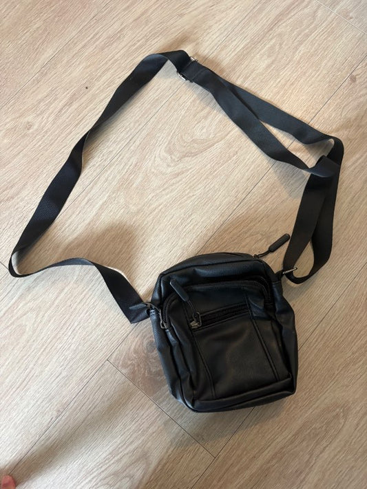 Svört taska stillanleg