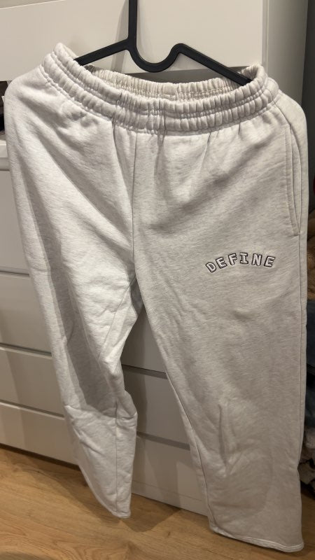 Define the line gráar joggingbuxur