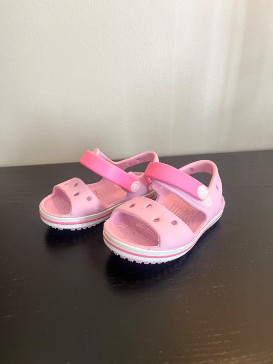 Crocs sandalar