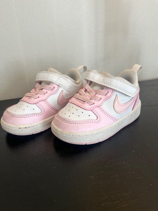 Bleikir nike strigaskór