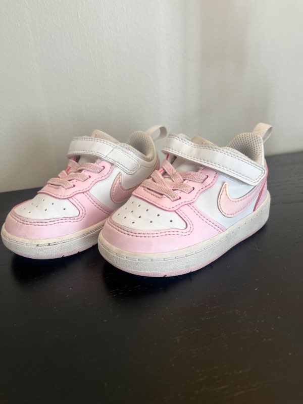 Bleikir nike strigaskór
