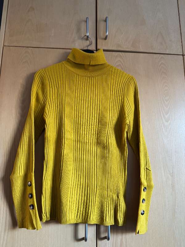 Gul rúllukragapeysa, Anthropologie